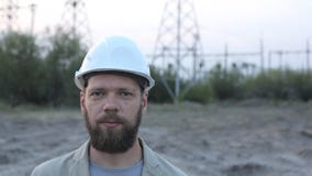 Portret van een gebaarde mens in een witte helm stock video Portret van een gebaarde mens in een witte helm stock video