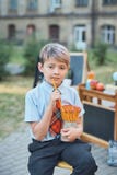 Portret van een gelukkige schooljongen met potloden Afscheidsklok Dag van kennis Begin van het schooljaar royalty-vrije stock afbeeldingen Portret van een gelukkige schooljongen met potloden Afscheidsklok Dag van kennis Begin van het schooljaar royalty-vrije stock afbeeldingen
