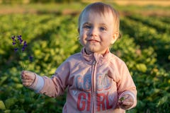 Portret van een glimlachend meisje die zich in de tuin bevinden stock afbeelding Portret van een glimlachend meisje die zich in de tuin bevinden stock afbeelding