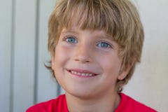 Portret van een glimlachende jongen stock foto Portret van een glimlachende jongen stock foto