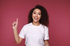 Portret van een het glimlachen jonge Afrikaanse vrouw status geïsoleerd over achtergrond Kijkend camera het richten royalty-vrije stock fotografie Portret van een het glimlachen jonge Afrikaanse vrouw status geïsoleerd over achtergrond Kijkend camera het richten royalty-vrije stock fotografie