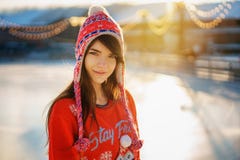 Portret van een jonge mooie vrouw in de winter in een hoed in de zon stock fotografie Portret van een jonge mooie vrouw in de winter in een hoed in de zon stock fotografie
