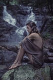 Portret van een jonge vrouw die op de rots mediteren stock fotografie Portret van een jonge vrouw die op de rots mediteren stock fotografie