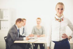 Portret van een jonge vrouw die op kantoor werken die zich met omslag bevinden Portret van een jonge vrouw Bedrijfs vrouw - 2 Stock Afbeeldingen Portret van een jonge vrouw die op kantoor werken die zich met omslag bevinden Portret van een jonge vrouw Bedrijfs vrouw - 2 Stock Afbeeldingen