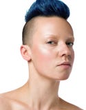 Portret van een jonge vrouw met een sensuele blik Kort blauw haar Geïsoleerdj op witte achtergrond stock fotografie Portret van een jonge vrouw met een sensuele blik Kort blauw haar Geïsoleerdj op witte achtergrond stock fotografie
