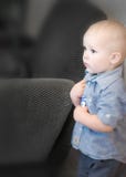 Portret van een kleine 1.5 jaar oude zich in donkere roon onder muur bevinden en babyjongen die doen schrikken kijken Vrees of st royalty-vrije stock foto Portret van een kleine 1.5 jaar oude zich in donkere roon onder muur bevinden en babyjongen die doen schrikken kijken Vrees of st royalty-vrije stock foto