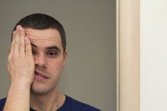 Portret van een knappe jonge mens met zijn hand op gezicht Stock Afbeelding Portret van een knappe jonge mens met zijn hand op gezicht Stock Afbeelding