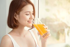 Portret van een mooi glas van de vrouwenholding met smakelijk sap Gezonde Levensstijl, Vegetarisch Dieet en Maaltijd Drink Sap Ge Royalty-vrije Stock Fotografie Portret van een mooi glas van de vrouwenholding met smakelijk sap Gezonde Levensstijl, Vegetarisch Dieet en Maaltijd Drink Sap Ge Royalty-vrije Stock Fotografie