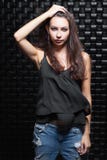 Portret van een mooie jonge brunette stock foto Portret van een mooie jonge brunette stock foto