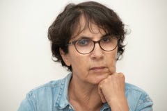 Portret van een mooie rijpe vrouw met oogglazen stock afbeeldingen Portret van een mooie rijpe vrouw met oogglazen stock afbeeldingen