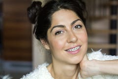 Portret van een mooie vrouw met steunen op tanden Orthodontische behandeling Geïsoleerd over witte achtergrond stock fotografie Portret van een mooie vrouw met steunen op tanden Orthodontische behandeling Geïsoleerd over witte achtergrond stock fotografie