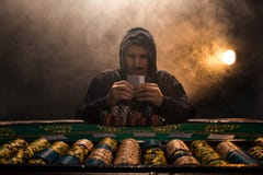 Portret van een professionele zitting van de pookspeler bij pokenlijst stock foto's Portret van een professionele zitting van de pookspeler bij pokenlijst stock foto's