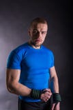 Portret van een spier jonge mens die zich in studio op zwarte studioachtergrond bevinden Stock Foto's Portret van een spier jonge mens die zich in studio op zwarte studioachtergrond bevinden Stock Foto's