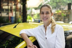Portret van een vrouwelijke taxibestuurder met haar nieuwe cabine royalty-vrije stock fotografie Portret van een vrouwelijke taxibestuurder met haar nieuwe cabine royalty-vrije stock fotografie