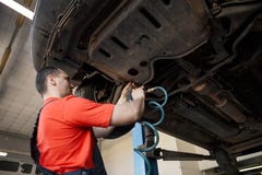 Portret van een werktuigkundige die een wiel vervangen stock afbeelding Portret van een werktuigkundige die een wiel vervangen stock afbeelding