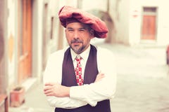 Portret van een zekere midden oude mens die zich in openlucht op een straat van een oud dorp bevinden royalty-vrije stock afbeeldingen Portret van een zekere midden oude mens die zich in openlucht op een straat van een oud dorp bevinden royalty-vrije stock afbeeldingen