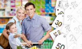 Portret van gelukkige familie in de winkel stock afbeelding Portret van gelukkige familie in de winkel stock afbeelding