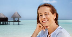 Portret van gelukkige glimlachende vrouw op de zomerstrand stock afbeelding Portret van gelukkige glimlachende vrouw op de zomerstrand stock afbeelding