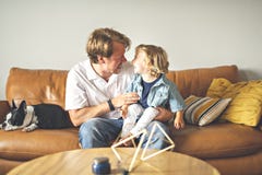 Portret van gelukkige zoon met vader thuis stock afbeeldingen Portret van gelukkige zoon met vader thuis stock afbeeldingen