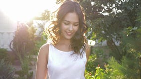 Portret van glimlachend mooi wijfje in zonnig weerclose-up in stralen stock footage Portret van glimlachend mooi wijfje in zonnig weerclose-up in stralen stock footage