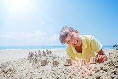Portret van het Aanbiddelijke jongen spelen op het strand stock afbeelding Portret van het Aanbiddelijke jongen spelen op het strand stock afbeelding
