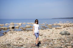Portret van het glimlachen het jonge vrouw leggen op overzeese kust stock foto Portret van het glimlachen het jonge vrouw leggen op overzeese kust stock foto