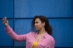 Portret van het koele jonge Afrikaanse Amerikaanse vrouw nemen selfie stock foto's Portret van het koele jonge Afrikaanse Amerikaanse vrouw nemen selfie stock foto's
