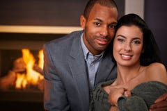 Portret van het mooie paar glimlachen tussen verschillende rassen stock afbeeldingen Portret van het mooie paar glimlachen tussen verschillende rassen stock afbeeldingen