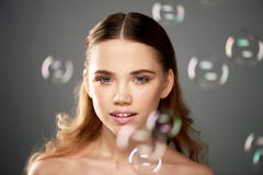 Portret van jong mooi meisje in Studio, met professionele make-up Schoonheid het schieten De schoonheid van zeepbels E royalty-vrije stock fotografie Portret van jong mooi meisje in Studio, met professionele make-up Schoonheid het schieten De schoonheid van zeepbels E royalty-vrije stock fotografie
