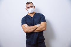 Portret van jonge arts met masker op een witte achtergrond Conceptenchirurgie en gezond stock foto's Portret van jonge arts met masker op een witte achtergrond Conceptenchirurgie en gezond stock foto's