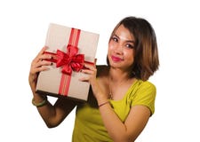 Portret van jonge gelukkige en mooie Aziatische Indonesische van de Kerstmisheden of verjaardag van de vrouwenholding giftdoos me royalty-vrije stock foto's Portret van jonge gelukkige en mooie Aziatische Indonesische van de Kerstmisheden of verjaardag van de vrouwenholding giftdoos me royalty-vrije stock foto's