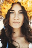 Portret van jonge mooie vrouwencirclet van bloemen op hoofd stock foto Portret van jonge mooie vrouwencirclet van bloemen op hoofd stock foto
