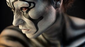 Portret van krullend meisje met kunstmake-up stock afbeelding Portret van krullend meisje met kunstmake-up stock afbeelding