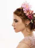Portret van leuke jonge vrouw in gevoelige roze kleding, professioneel kapsel met kroon stock foto Portret van leuke jonge vrouw in gevoelige roze kleding, professioneel kapsel met kroon stock foto