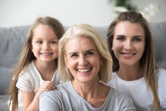 Portret van moeder, dochter en grootmoeder die familiepictu maken stock afbeeldingen Portret van moeder, dochter en grootmoeder die familiepictu maken stock afbeeldingen