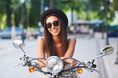 Portret van mooi glimlachend meisje op autoped stock afbeelding Portret van mooi glimlachend meisje op autoped stock afbeelding