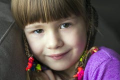 Portret van mooi meisje met kleine vlechten Stock Foto Portret van mooi meisje met kleine vlechten Stock Foto