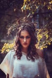 Portret van mooi meisje met magische ogen in kleding royalty-vrije stock fotografie Portret van mooi meisje met magische ogen in kleding royalty-vrije stock fotografie
