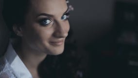 Portret van Mooie donkerbruine vrouw Aantrekkelijk wijfje die met blauwe ogen camera en het glimlachen bekijken stock footage Portret van Mooie donkerbruine vrouw Aantrekkelijk wijfje die met blauwe ogen camera en het glimlachen bekijken stock footage