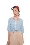 Portret van mooie jonge Aziatische vrouw in blouse en rok die camera bekijken stock afbeelding Portret van mooie jonge Aziatische vrouw in blouse en rok die camera bekijken stock afbeelding