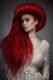 Portret van mooie rode haired vrouw in witte uitstekende kleding royalty-vrije stock foto Portret van mooie rode haired vrouw in witte uitstekende kleding royalty-vrije stock foto