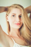 Portret van mooie vrouw dat op grijze achtergrond wordt geïsoleerd Stock Foto Portret van mooie vrouw dat op grijze achtergrond wordt geïsoleerd Stock Foto