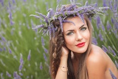 Portret van mooie vrouw in lavendelkroon. in openlucht royalty-vrije stock afbeelding Portret van mooie vrouw in lavendelkroon. in openlucht royalty-vrije stock afbeelding