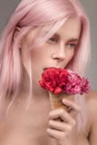 Portret van mooie vrouw met roze haar stock foto's Portret van mooie vrouw met roze haar stock foto's