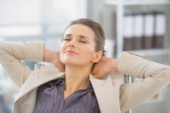 Portret van ontspannen bedrijfsvrouw in bureau stock afbeeldingen Portret van ontspannen bedrijfsvrouw in bureau stock afbeeldingen