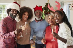 Portret van Ouders met Volwassen Nakomelingen die een Toost met Champagne As They Celebrate Christmas samen maken stock foto's Portret van Ouders met Volwassen Nakomelingen die een Toost met Champagne As They Celebrate Christmas samen maken stock foto's