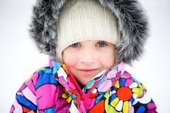 Portret van peutermeisje in kleurrijke snowsuit royalty-vrije stock afbeelding Portret van peutermeisje in kleurrijke snowsuit royalty-vrije stock afbeelding