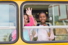 Portret van schooljonge geitjes die hand van bus golven Royalty-vrije Stock Foto's Portret van schooljonge geitjes die hand van bus golven Royalty-vrije Stock Foto's