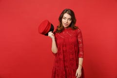 Portret van verbaasde nieuwsgierige jonge vrouw in de holding GLB van de kantkleding het in hand kijken opzij geïsoleerd op helde royalty-vrije stock fotografie Portret van verbaasde nieuwsgierige jonge vrouw in de holding GLB van de kantkleding het in hand kijken opzij geïsoleerd op helde royalty-vrije stock fotografie