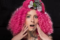 Portret van verrast jong aantrekkelijk Kaukasisch meisjesmodel met het krullende heldere roze haar van de afrostijl, getatoeeerde stock foto's Portret van verrast jong aantrekkelijk Kaukasisch meisjesmodel met het krullende heldere roze haar van de afrostijl, getatoeeerde stock foto's
